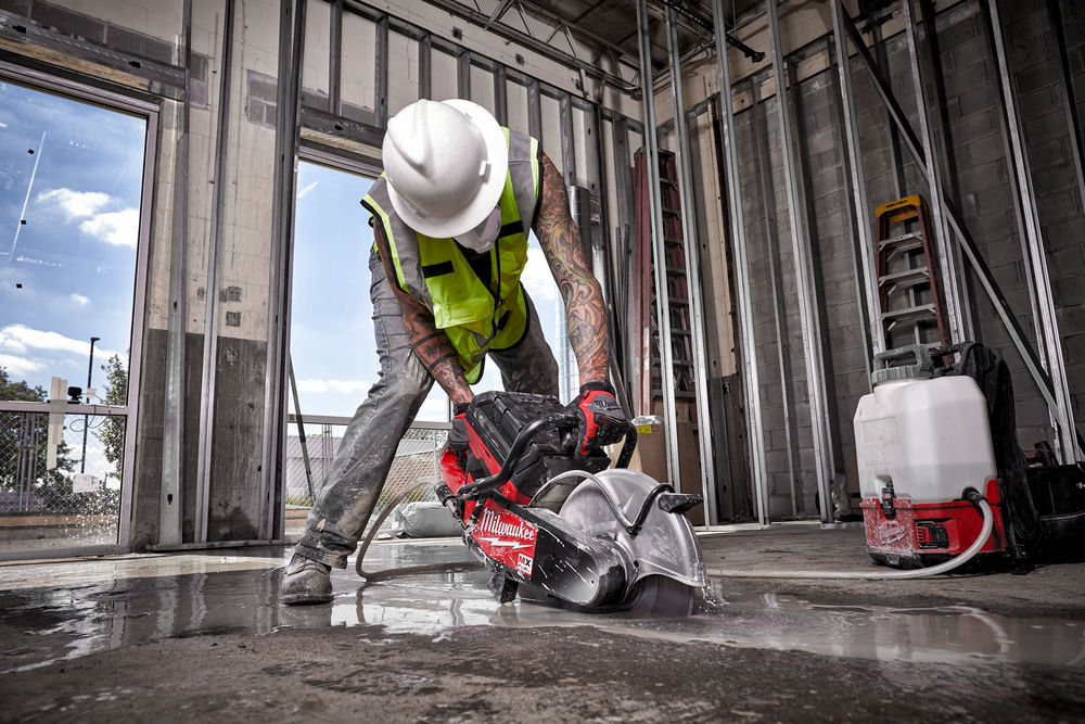 On-board water line for wet cutting which is compatible with the M18™ SWITCH TANK™ interchangeable sprayer and water supply system