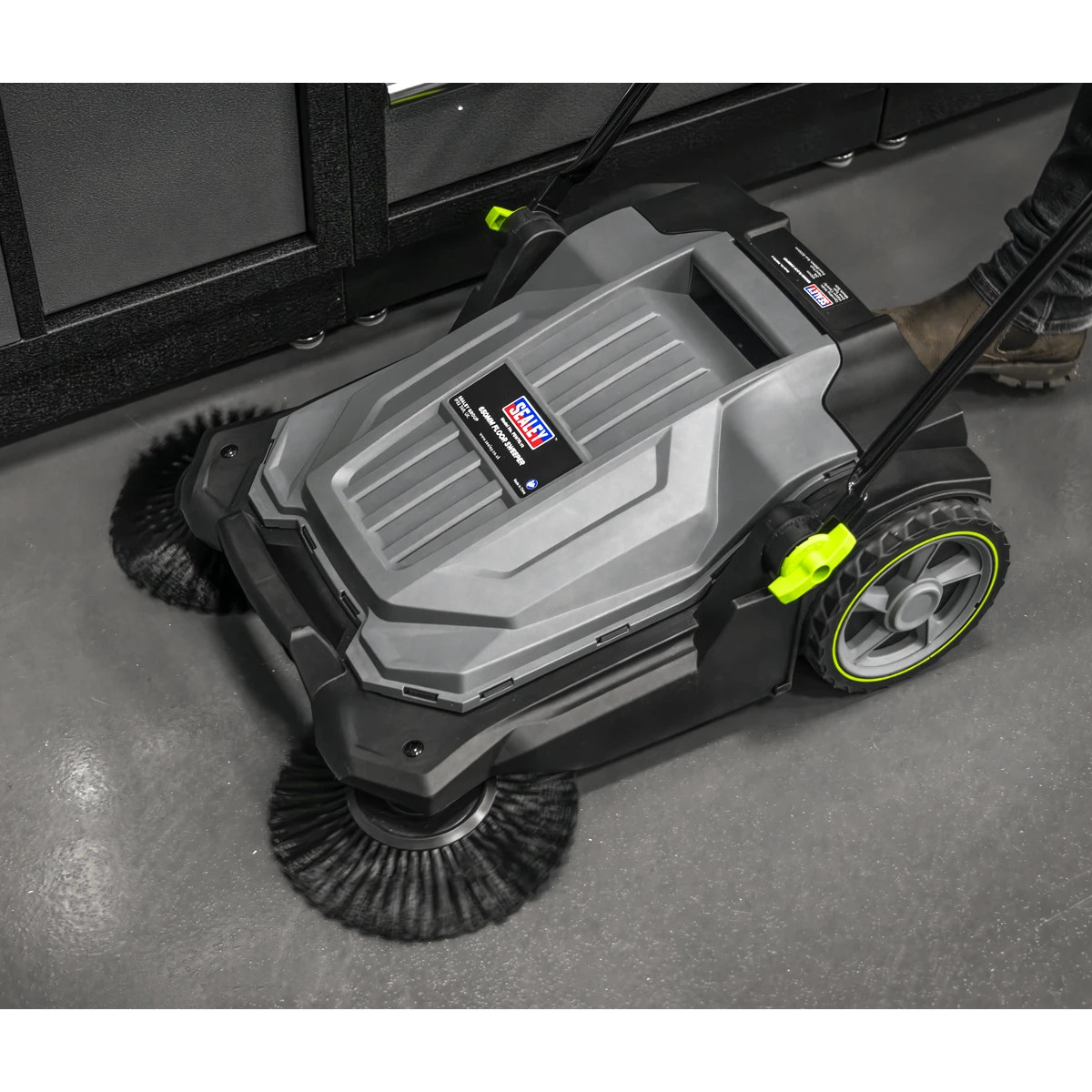 Workshop floor cleaner