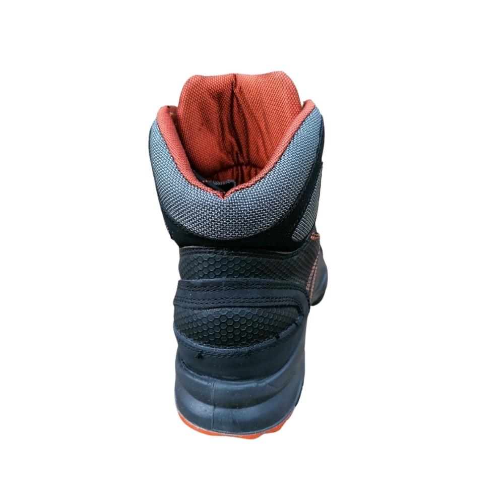 S3 Safety class Shoes and Boots, and S1P classified shoes and boots have soles that are resistant to oil and petrol. This footwear is slip-resistant, anti-static and breathable.