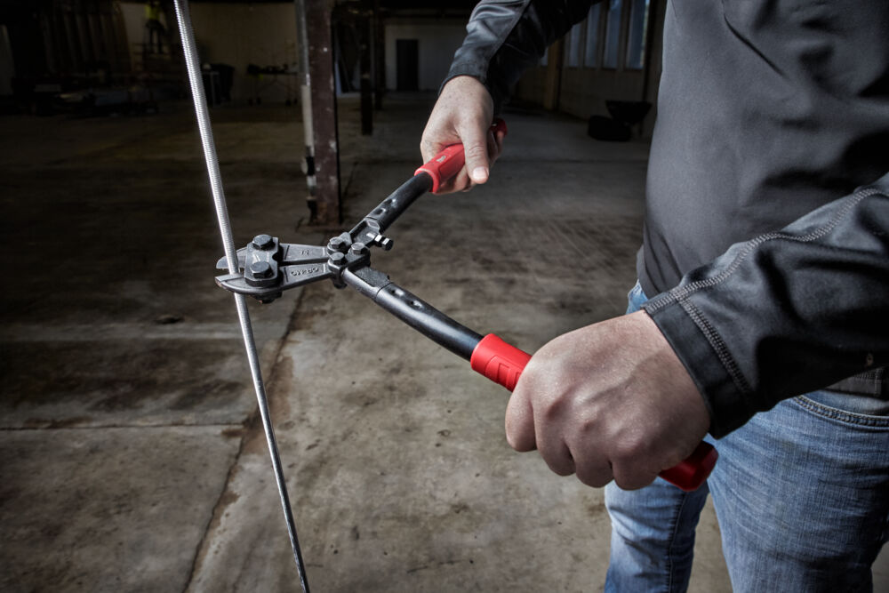 Blade adjustment screw ensures high performance and longer life for Milwaukee bolt cutter