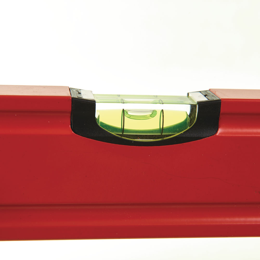 Precision measuring with the Milwaukee spirit level