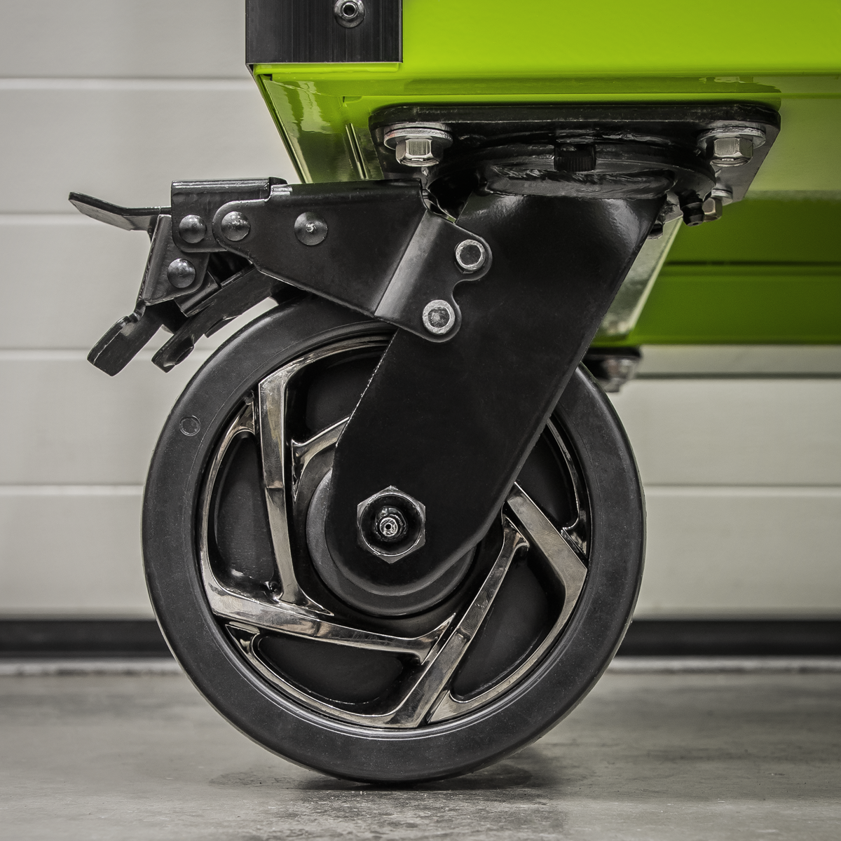 Fitted with four Ø152mm PP wheels with black chrome effect alloys, two castors with quick release anti-rotation toe locks and two fixed wheels.