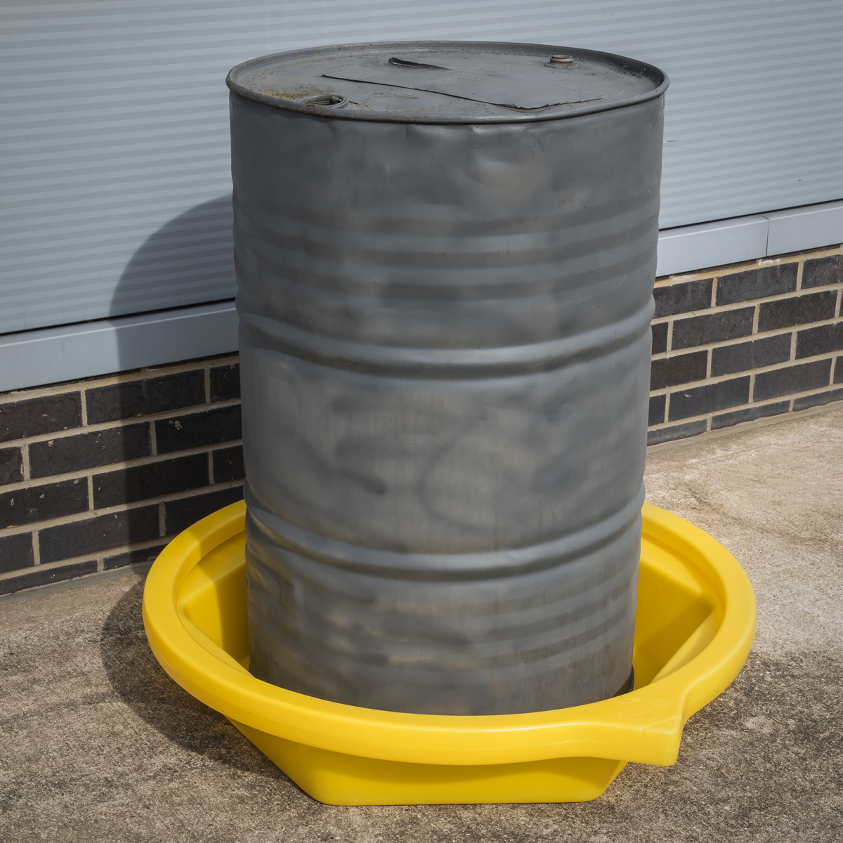 Collects spills and leaks from drums DRP102