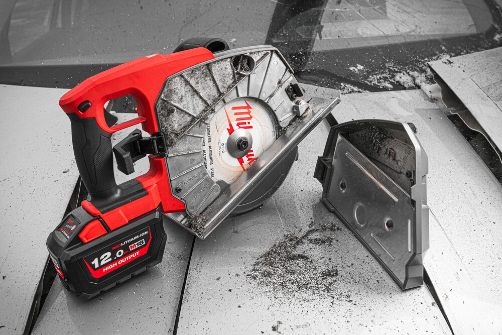 Shoe designed to connect directly on MILWAUKEE® guide rail (sold separately). This allows the user to make straight and accurate cuts with minimum setup time.