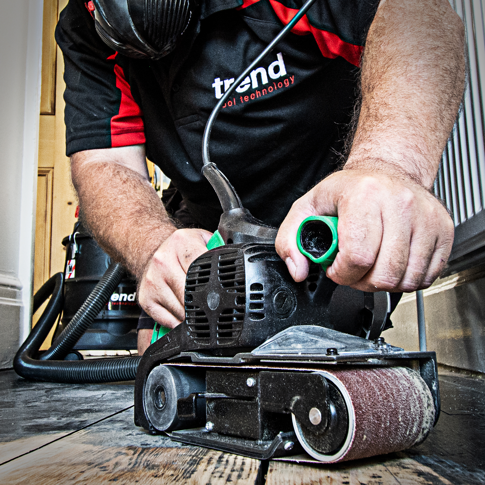 ANTI CLOGGING OPEN COAT – increased spacing between the grit particles of grains reduces clogging and allows fast stock removal especially on gummy, resinous timbers, fillers and paint removal