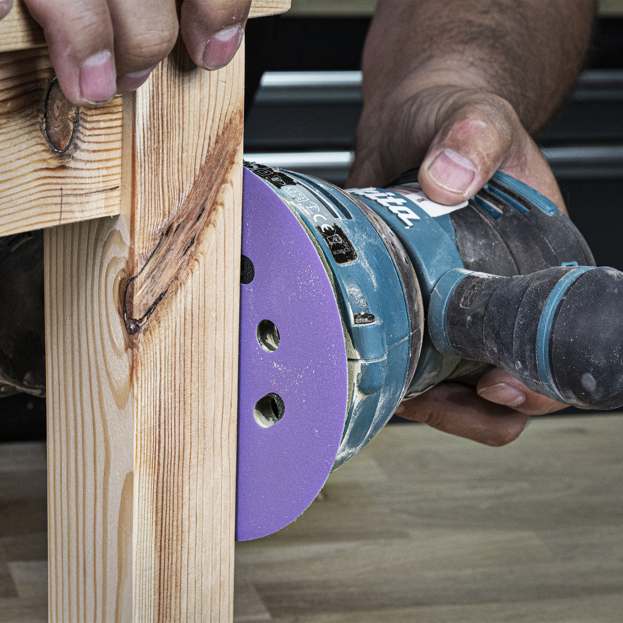 Long-lasting high performing orbital sander discs