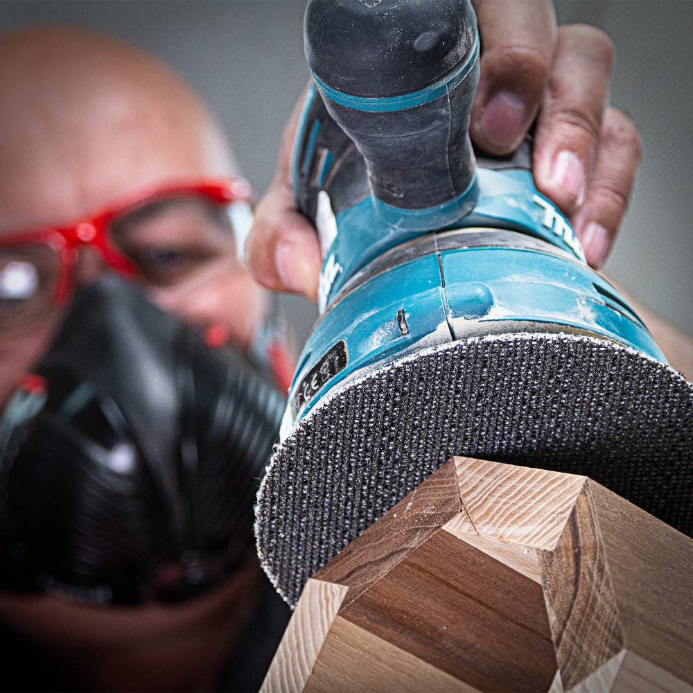 HOOK AND LOOP Fast secure fix to the base and easy removal increasing productivity when working through grits