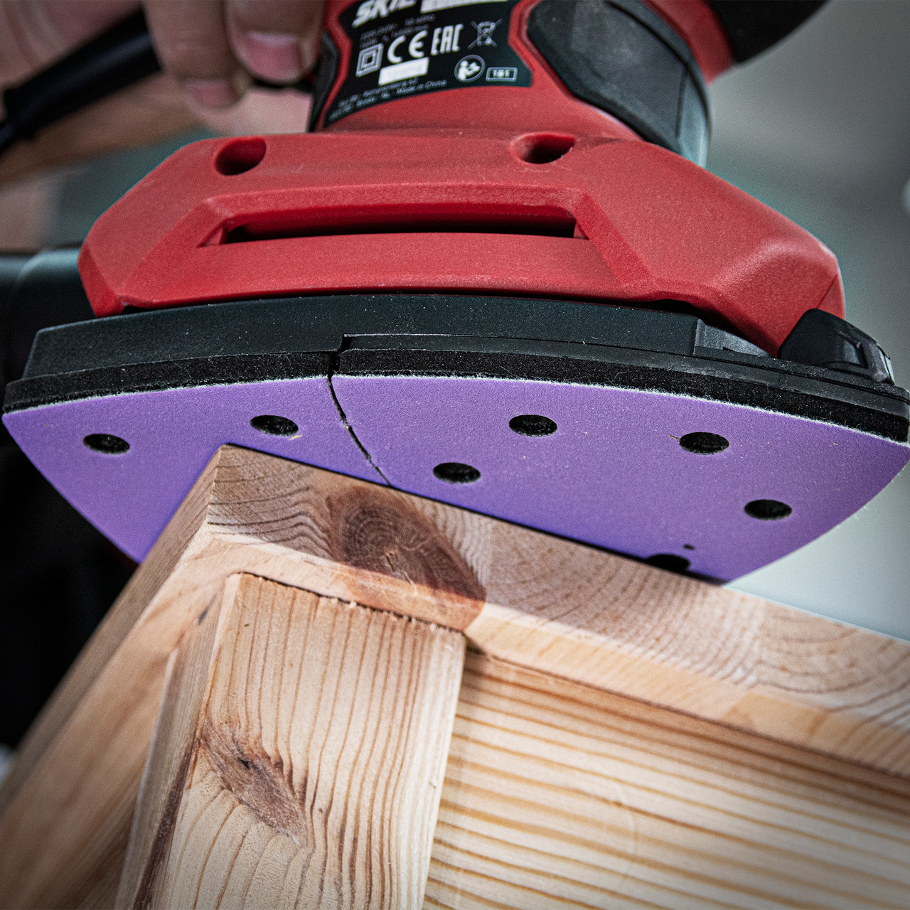 Increased spacing between the grit particles of grains reduces clogging and allows fast stock removal especially on gummy, resinous timbers, fillers and paint removal