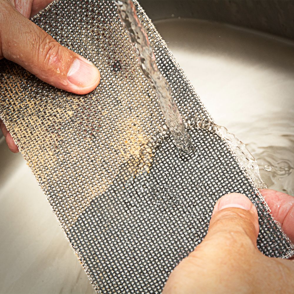 HOOK AND LOOP Fast secure fix to the base and easy removal increasing productivity when working through grits