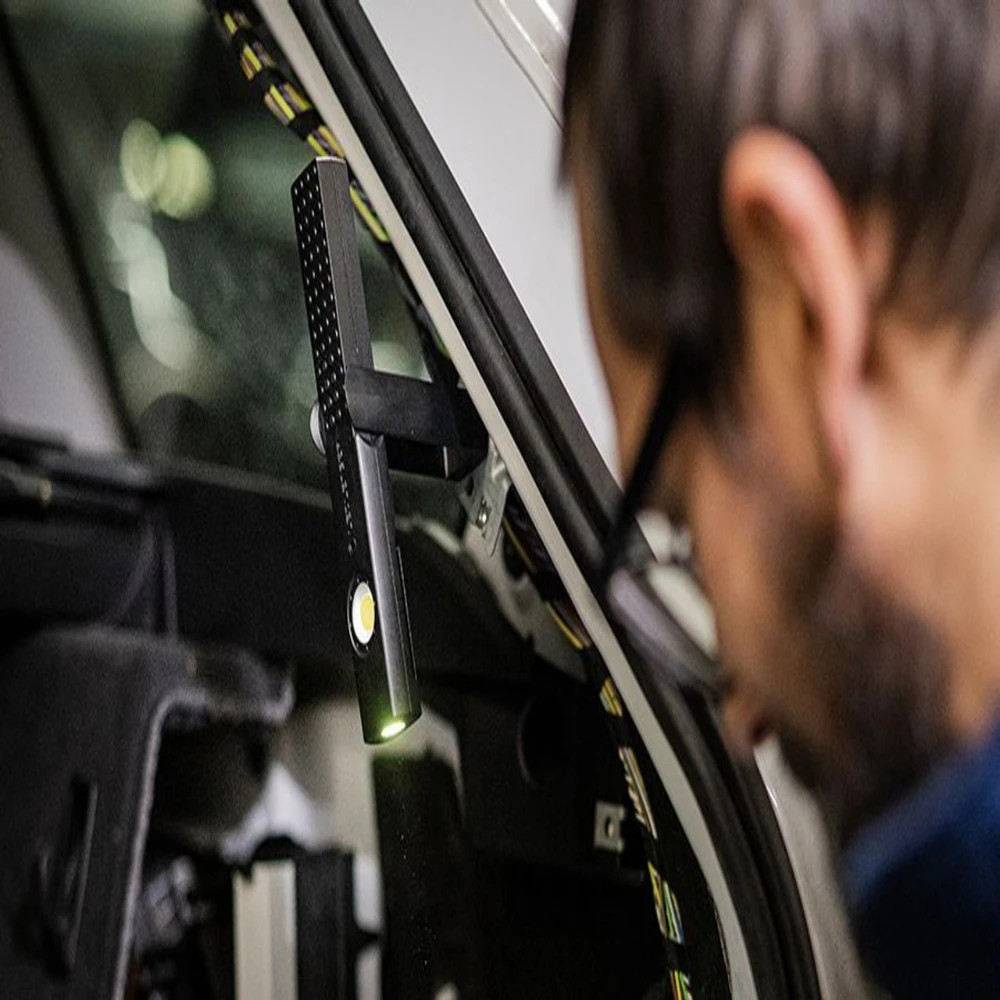 Flexible mounting and illumination thanks to magnet and swivel mechanism