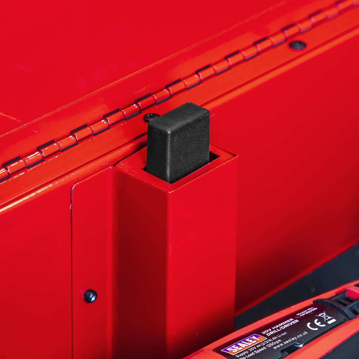 There are extra hand tool storage slots situated on either side within the top compartment.