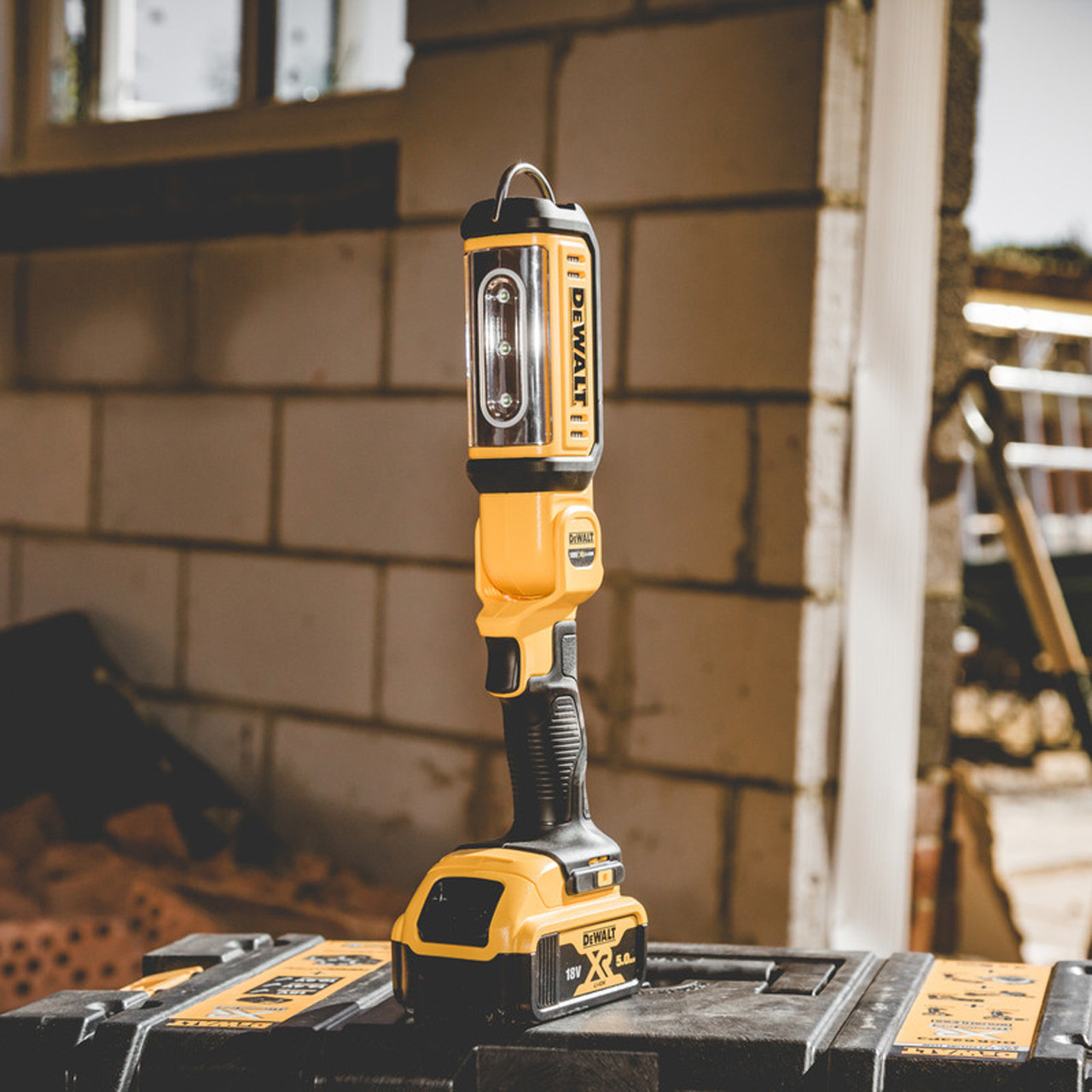 DeWalt variable light settings for maximum brightness or extended runtime