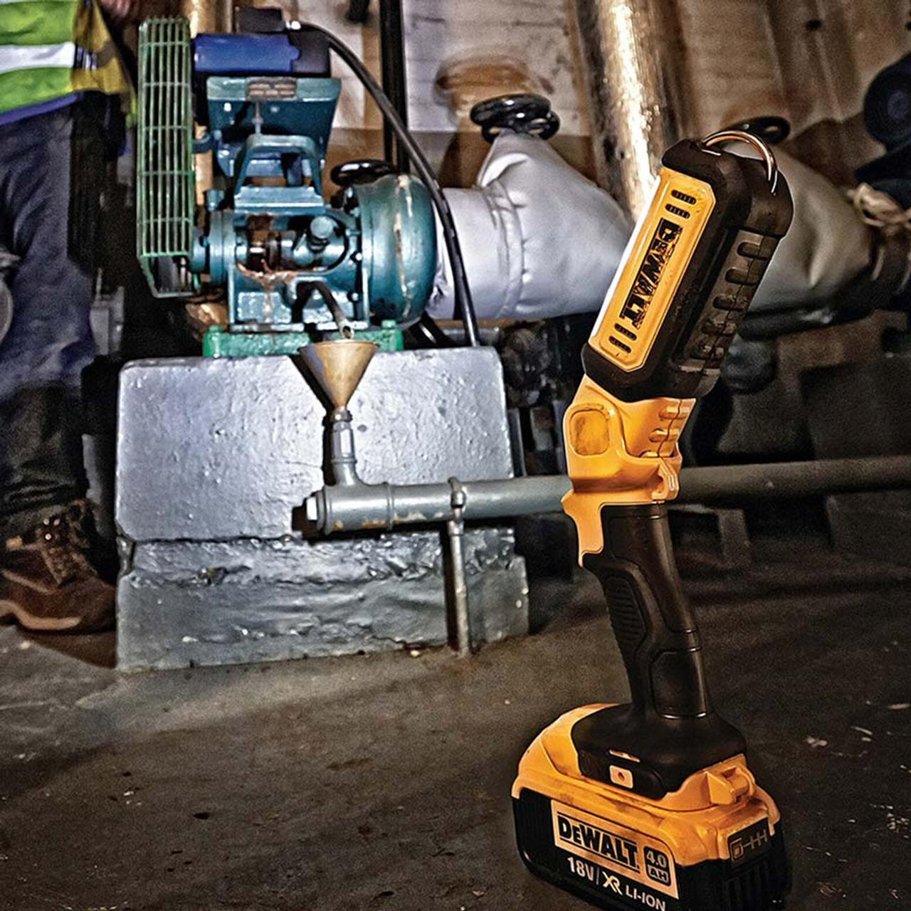 DeWalt hanging hook allows work light to be hands free DCL050-XJ