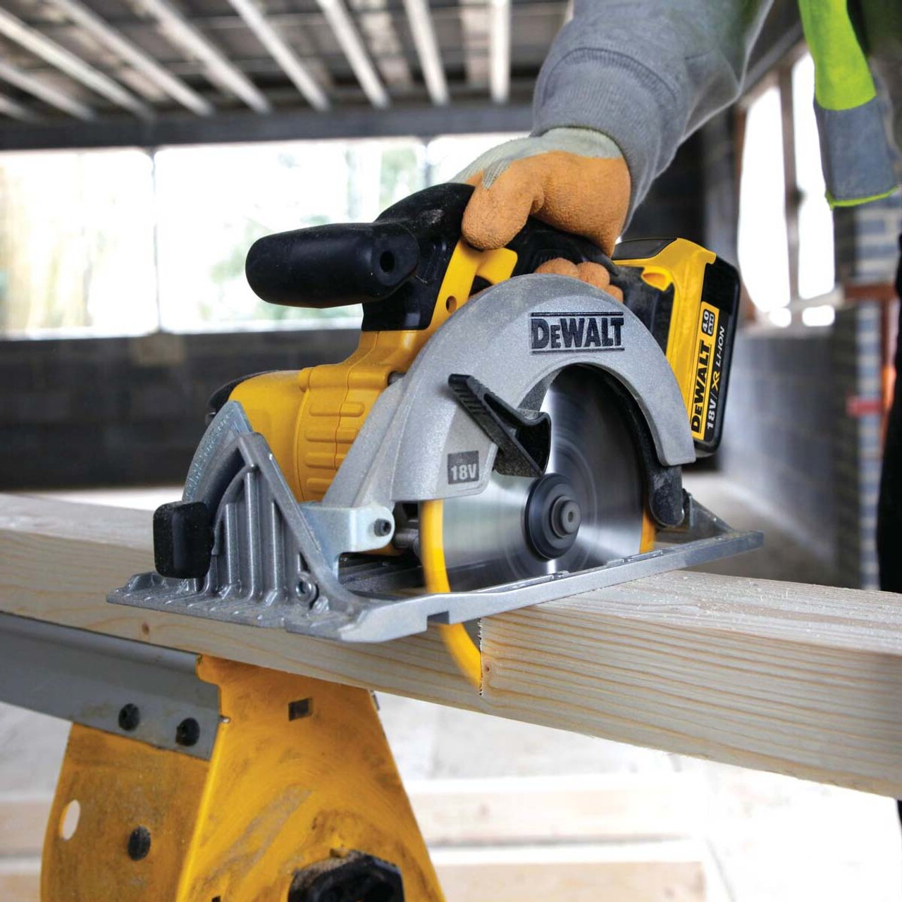 DeWalt cordless wood cutting circular saw DCS391N