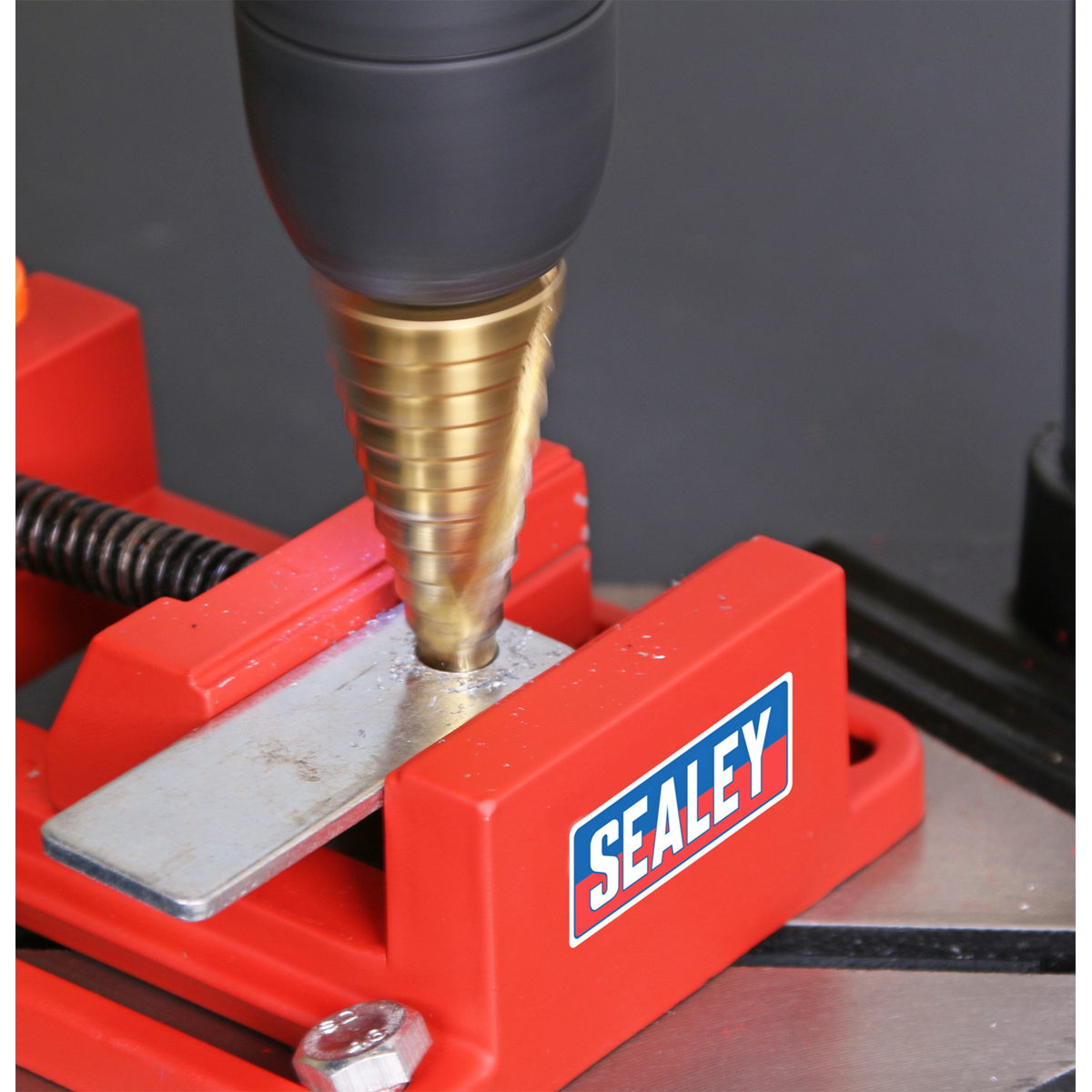 Features a preset depth control and stop for drilling depths of up to 60mm.