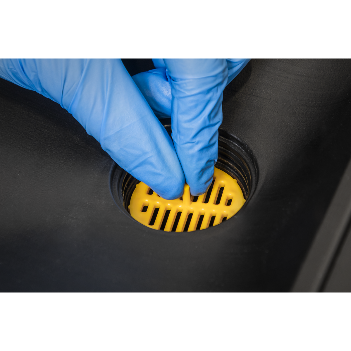 Purpose-made for the recovery of oil and antifreeze, the pan helps to keep the workshop floor free from oily residue and aid return of oil to recycling containers with minimum risk of spills or splashes.