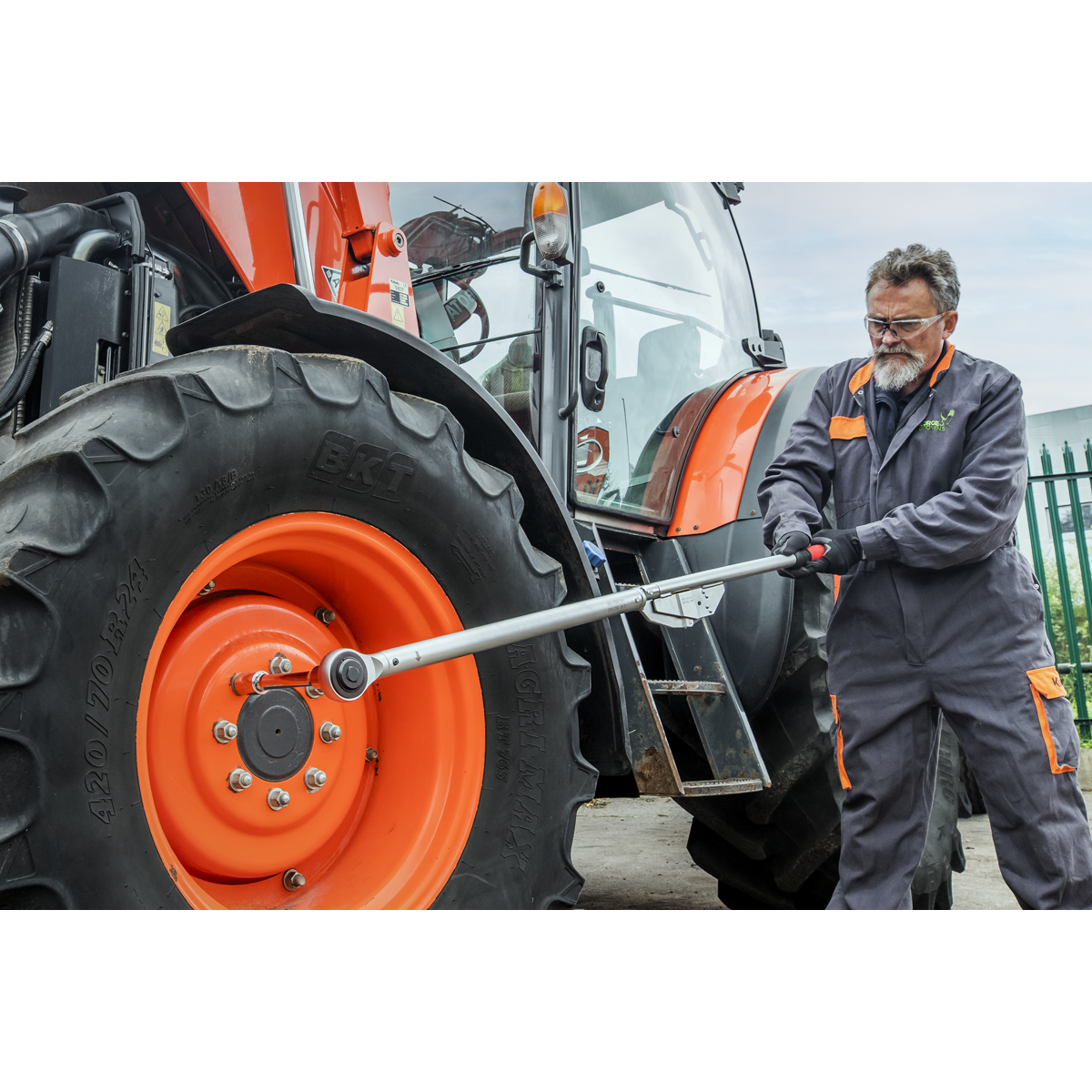 TORQUES IN BOTH DIRECTIONS - Supplied with additional tool to drive the external nut at base of grip clockwise/anti-clockwise for easy torque adjustment/setting.