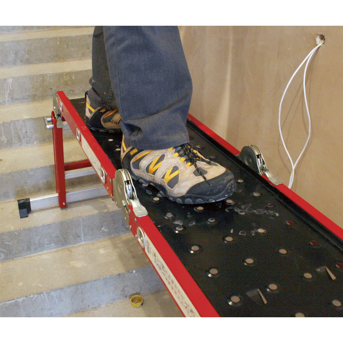 Extra safety provided by twelve reinforced rungs and stabiliser feet