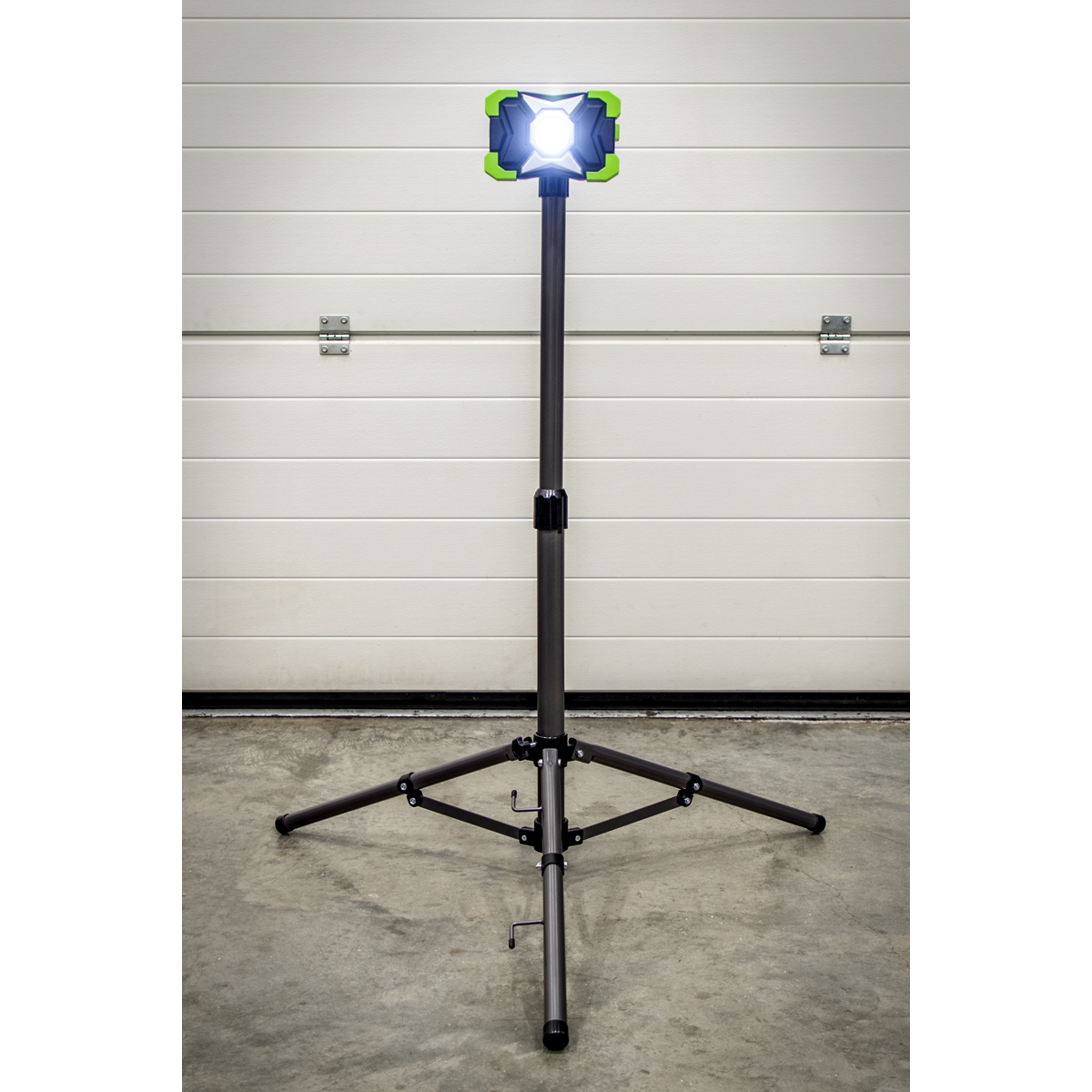 Sealey 15W COB LED Portable Floodlight & Telescopic Tripod LED1500PBKIT