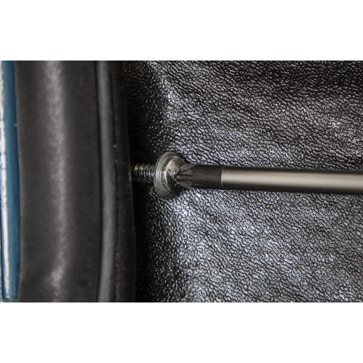 GripMAX® SCREWDRIVER - Ergonomic polypropylene and TPV rubber soft grip handles maximize power transfer from hand to fixing.