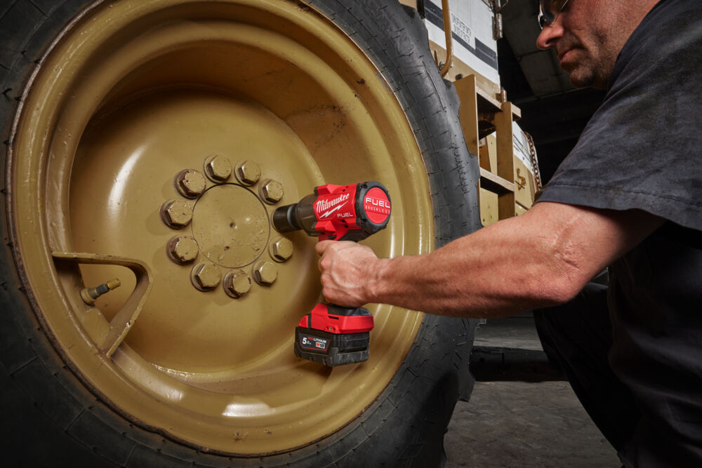 Milwaukee M18 High torque impact wrench with 2 5 amp batteries