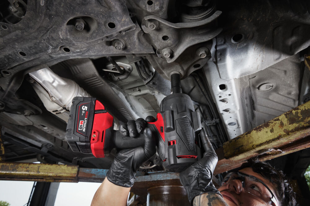 Milwaukee M18 High torque impact wrench with 2 5 amp batteries