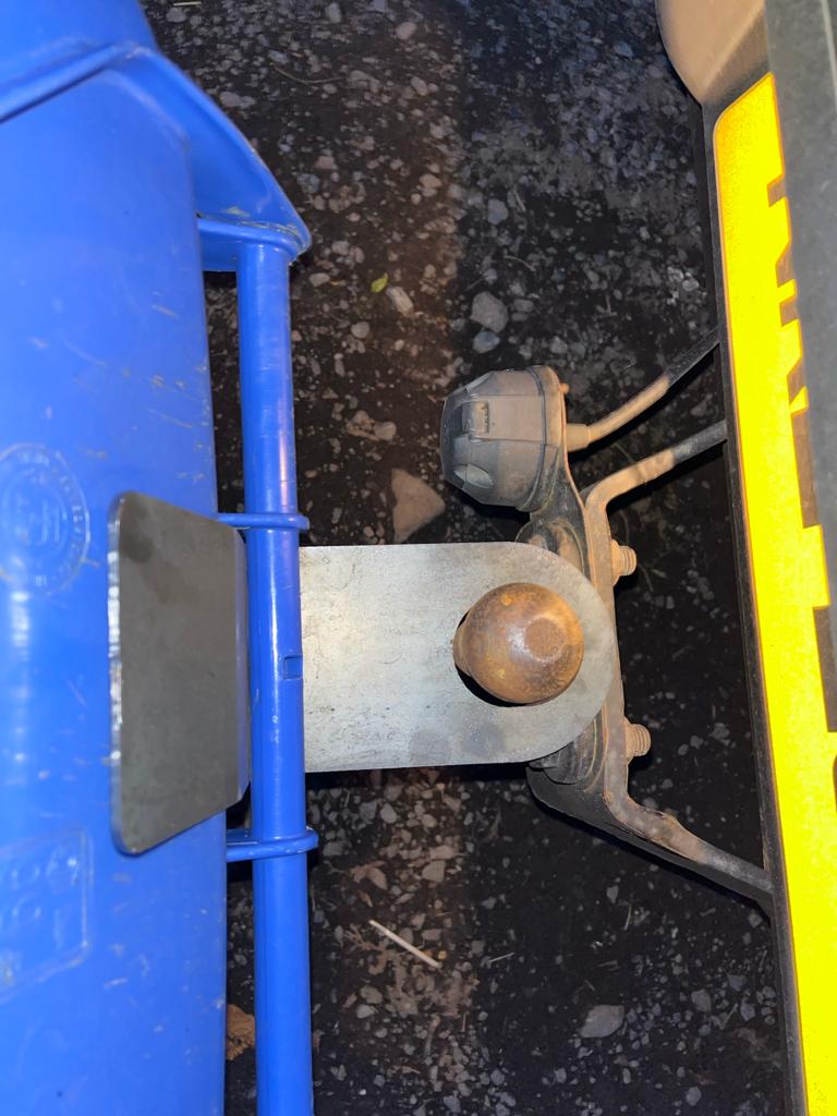 Garbage bin hauling device