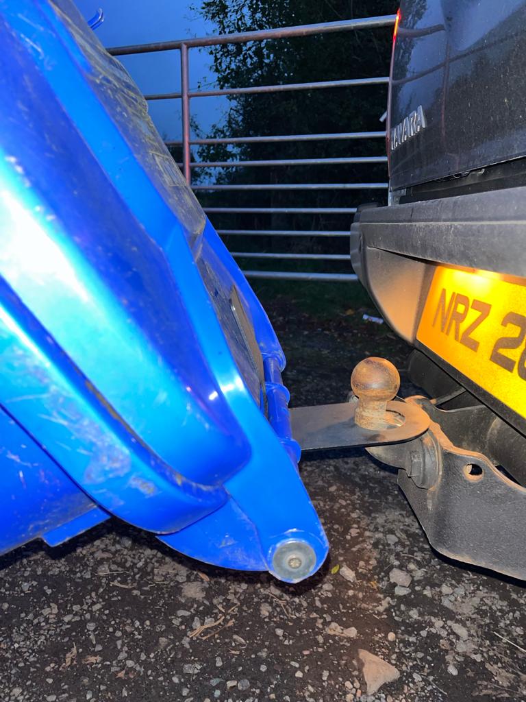 Garbage bin hauling device