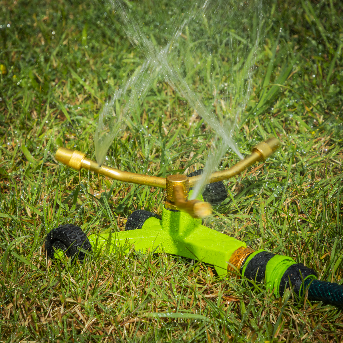 WHEELED BASE - Fitted with two plastic wheels that keep the sprinkler stable while in use but easy to move and relocate to cover the whole lawn.