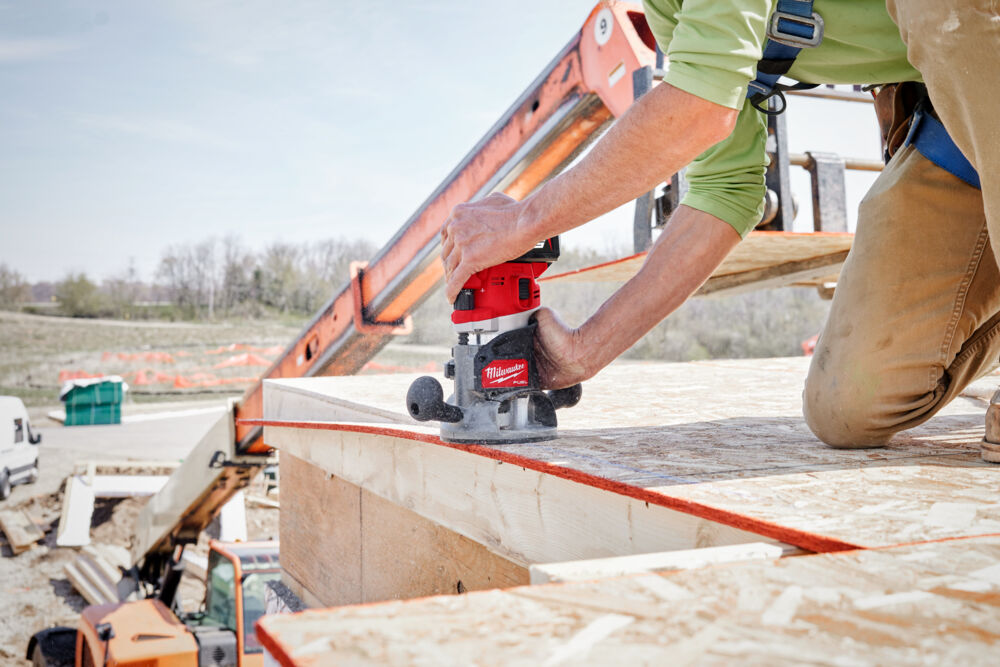 Milwaukee brushless router with variable speed