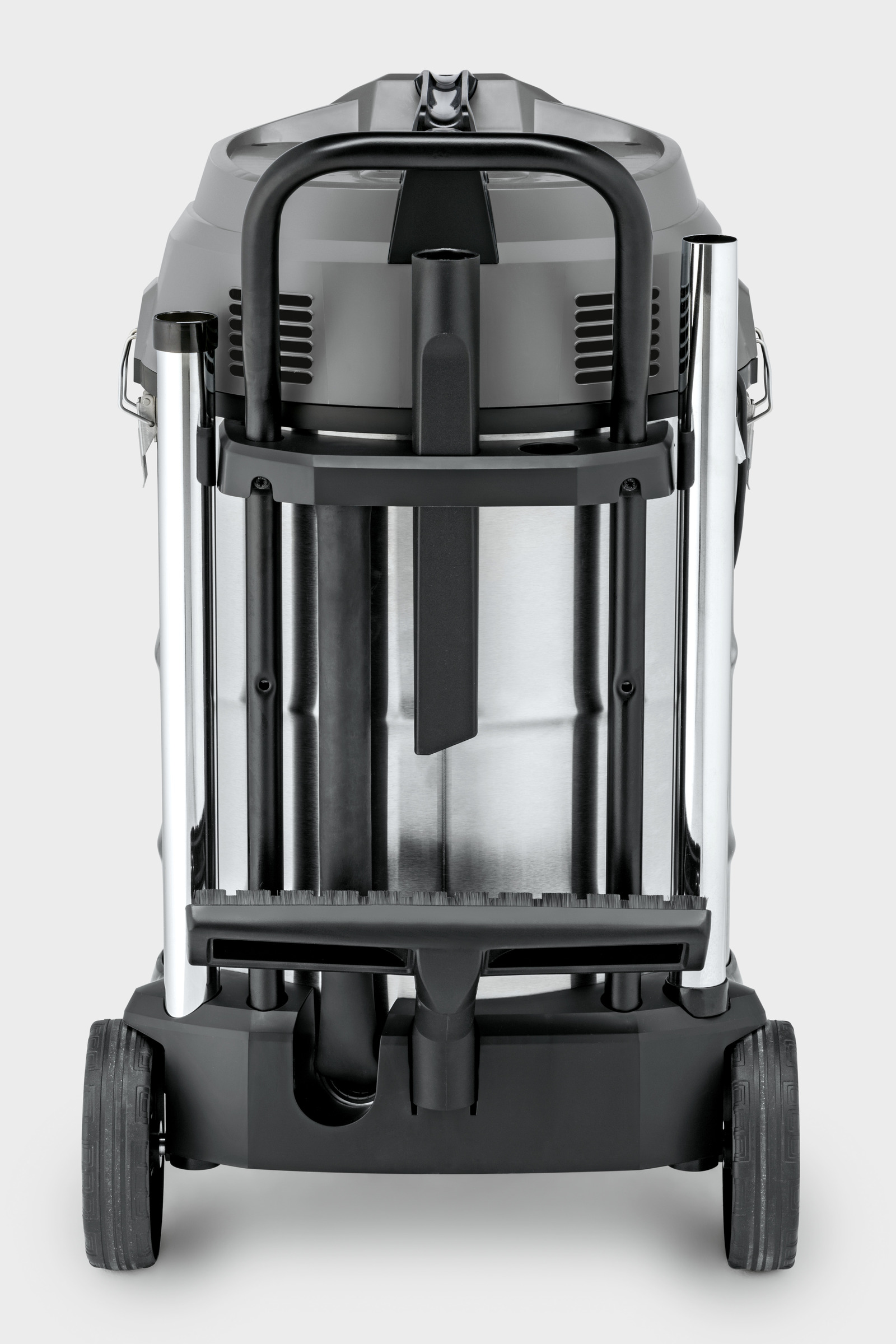 The vacuum cleaner offers outstanding mobility thanks to the push handle and extremely robust chassis with metal castors.