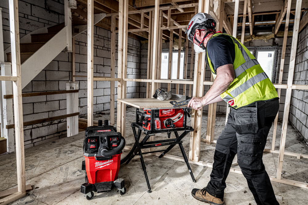 Milwaukee vacuum with DEK26 connection to be used with saws as dust extractor