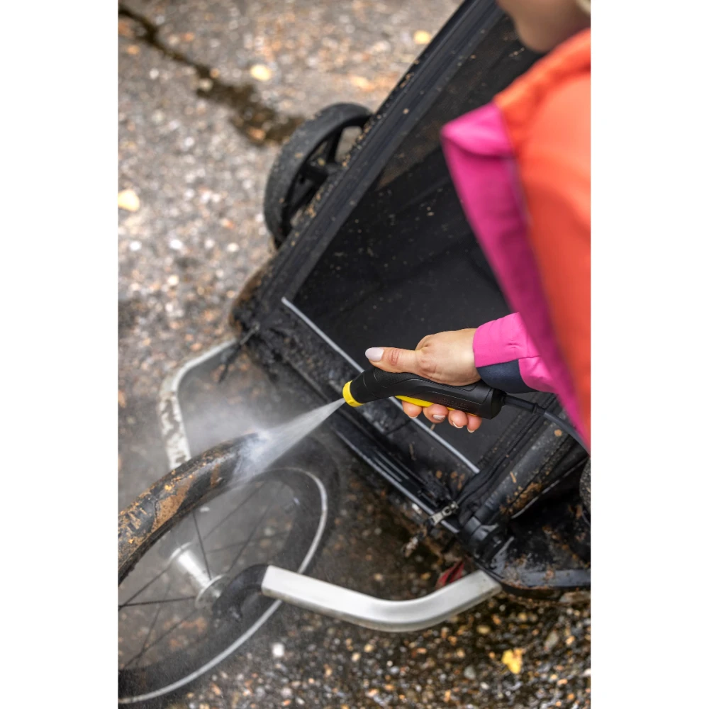 Low pressure washer for on the go cleaning