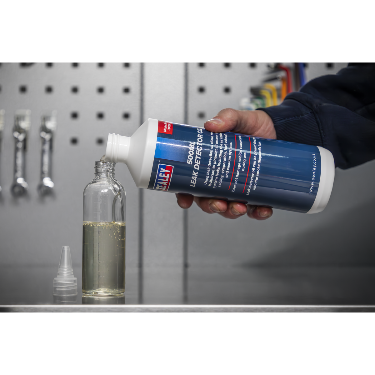 Allows the technician to pinpoint all manner of system leaks including the air intake, cooling, evaporation, fuel, exhaust and vacuum systems.