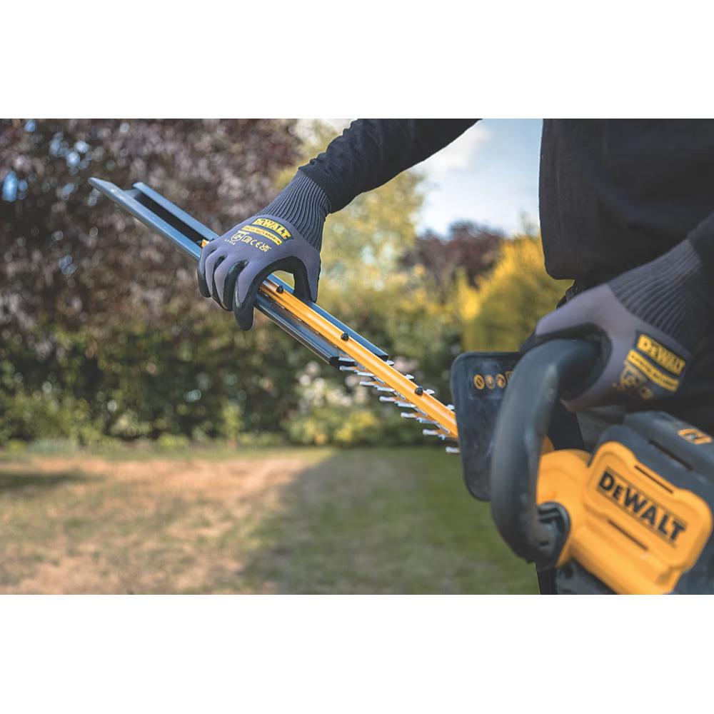 DeWalt cordless 55vm hedge trimmer with 25mm blade gap