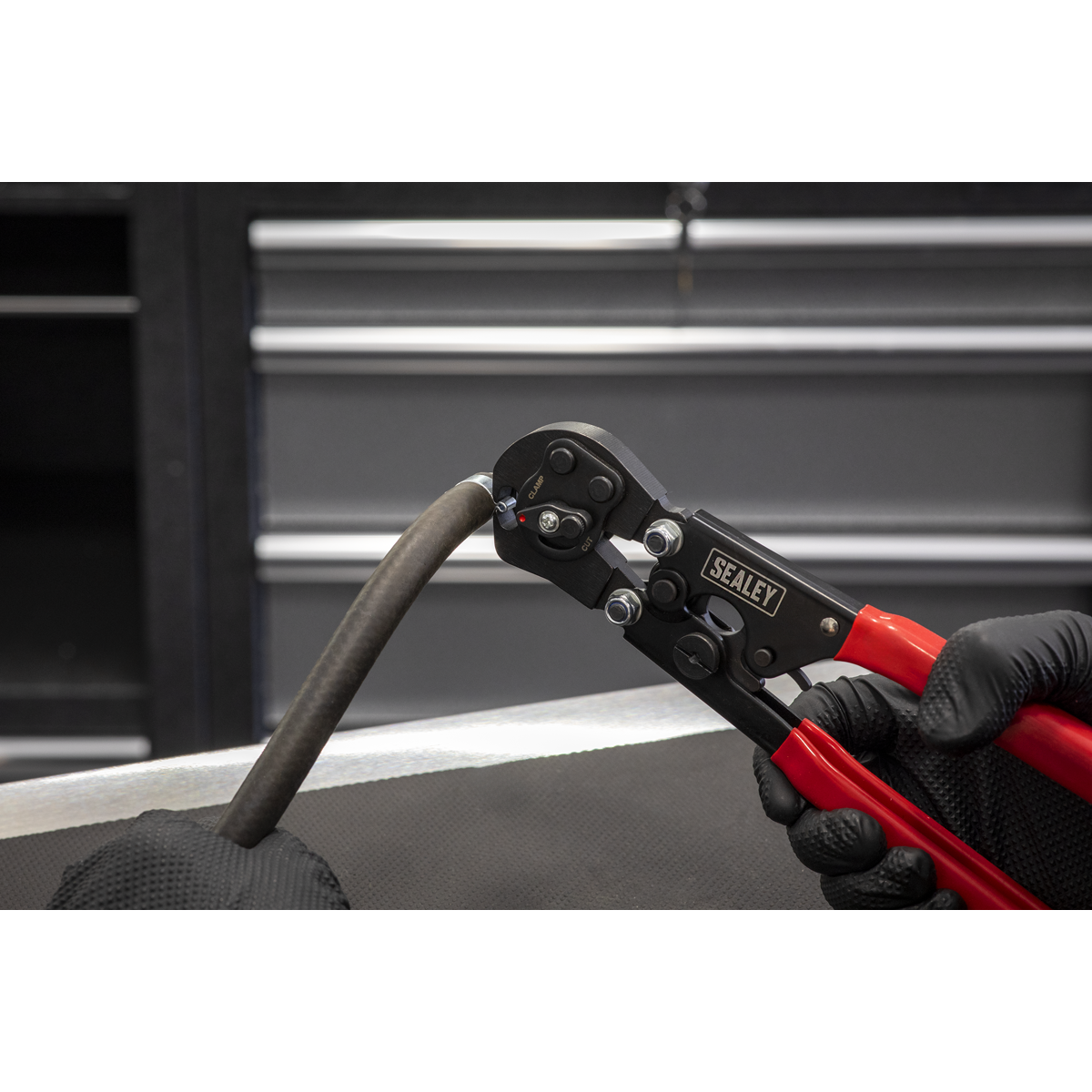 DIPPED VINYL HANDLE – Non-slip handle for comfort and control.