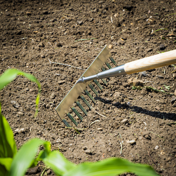 Sealey rust resistant rake with a long reach ash handle