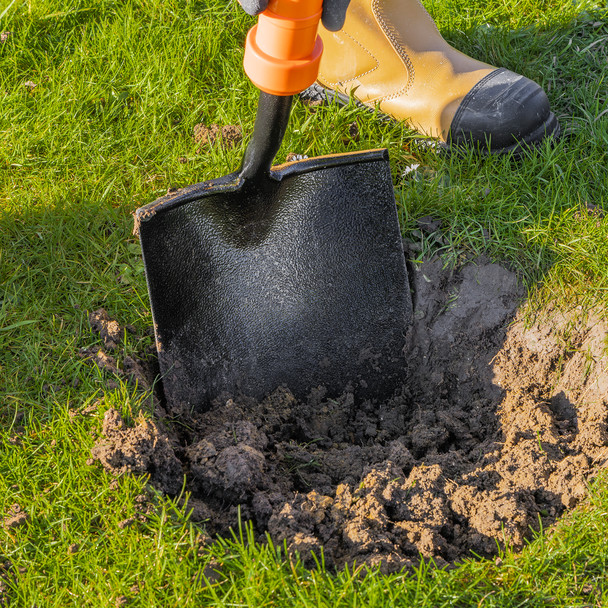 Round Mouth Shovel suitable for digging and shovelling sand, earth and other loose material