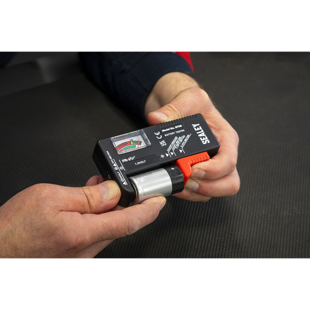 Easy to read colour-coded analogue display needle; Good/Green, Low/Yellow, Replace or Recharge/Red.