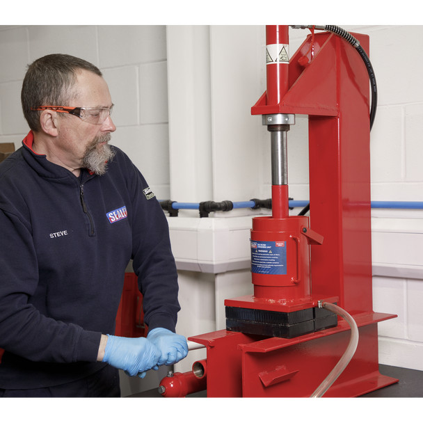 • Used in conjunction with a press, this unit crushes filters up to Ø115mm and removes most of the oil and sludge, which drains into a suitable container (not included).