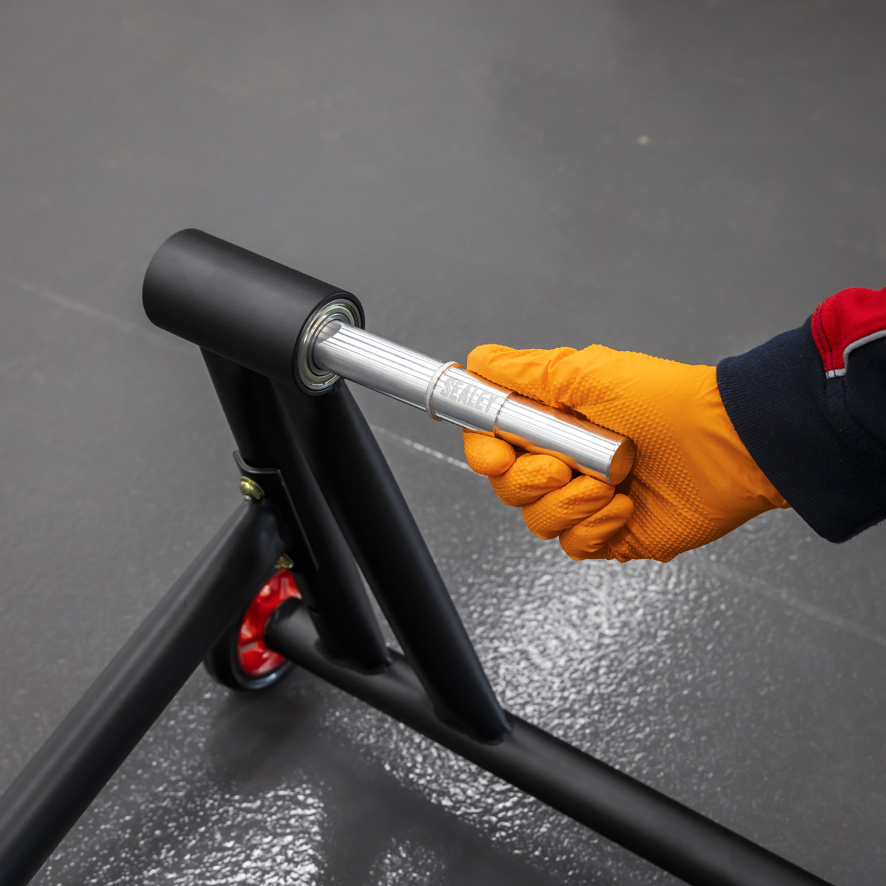 LIGHTWEIGHT AND SOLID - Made from machined aluminium for strength and reduced weight