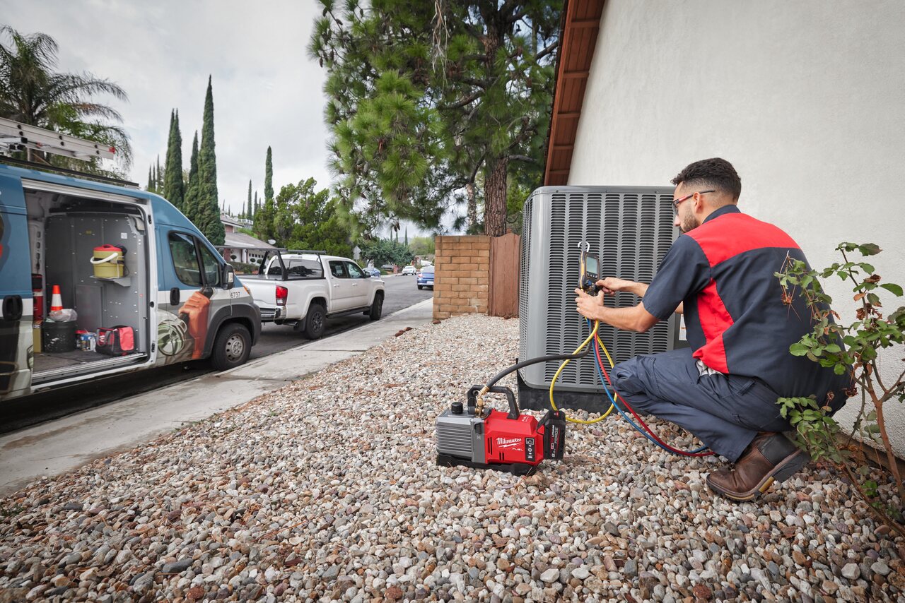 Milwaukee battery powered 5 CFM vacuum pump