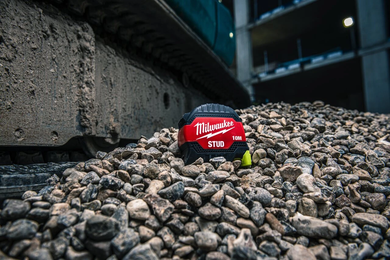 Milwaukee Gen3 8m/26ft Stud tape measure on jobsite surface 4932498766