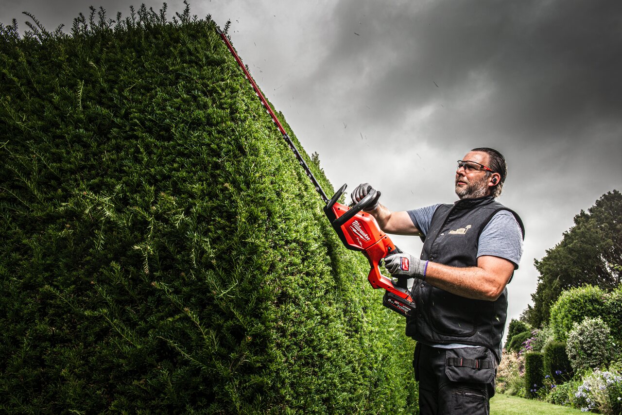 Milwaukee M18 fuel long hedge trimmer