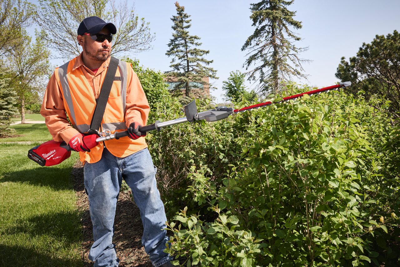 Milwaukee M18 fuel cordless long reach hedge trimmer
