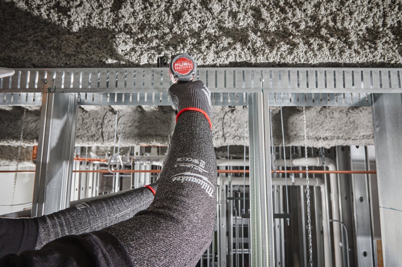 Elastic band with non-slip dots on the bicep and stretch wrist cuff to keep the sleeves in place and prevent them from sagging.