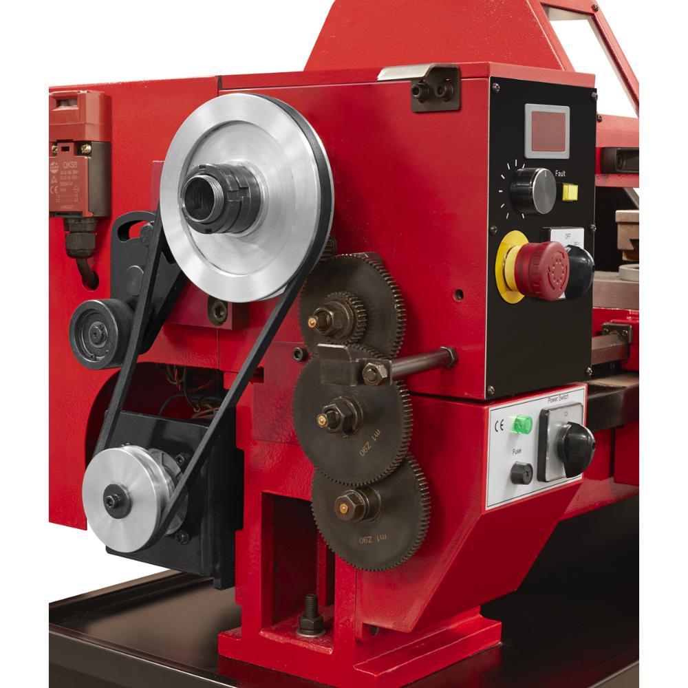 550W Motor through infinitely variable speed gearbox.
• SELF-CENTERING - 3-jaw chuck and dead centre.