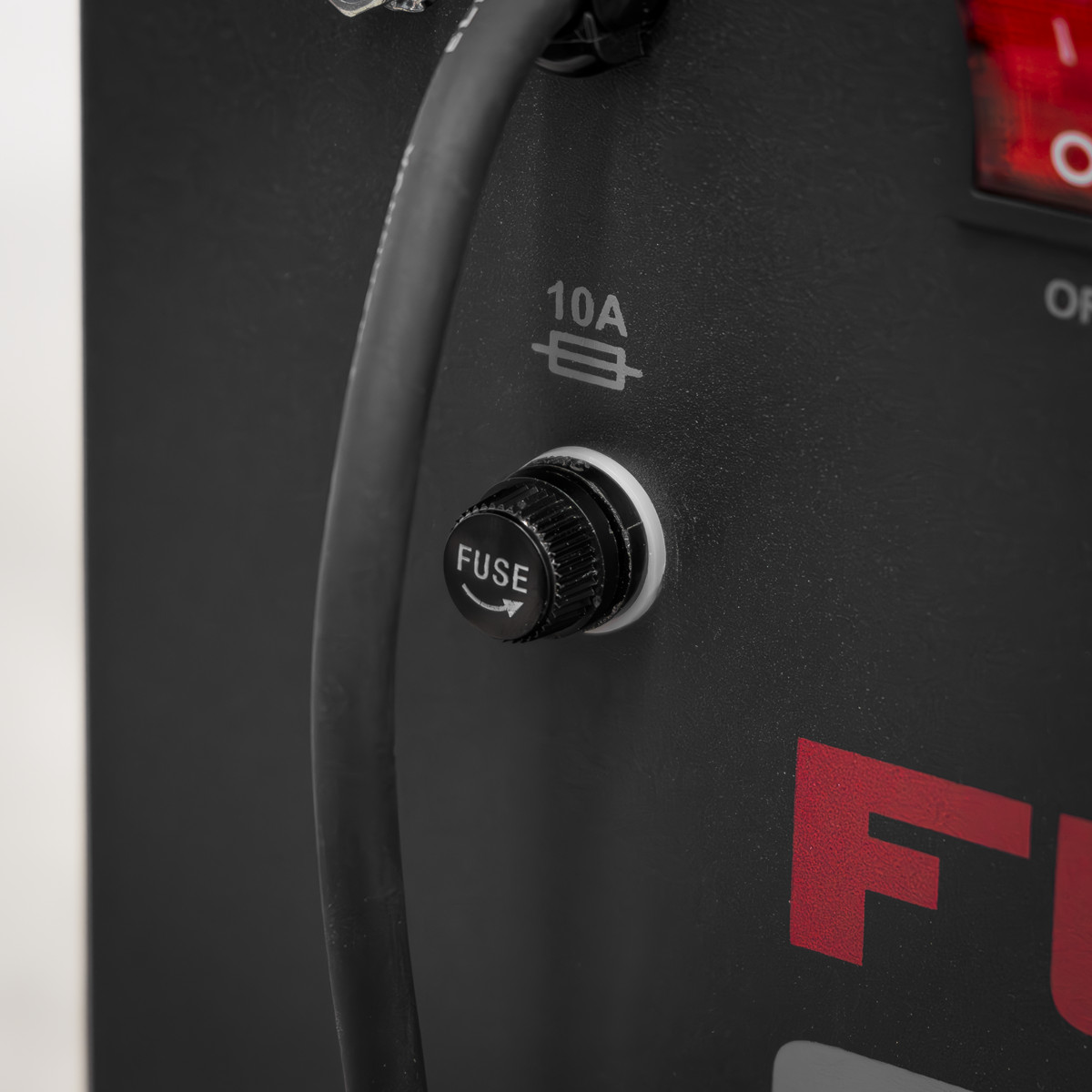 • MOBILE UNIT - Mobile and convenient to move around the workshop and garage.