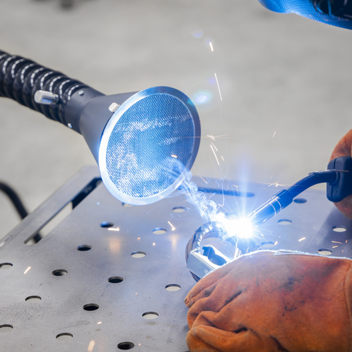 • MOBILE UNIT - Mobile and convenient to move around the workshop and garage.