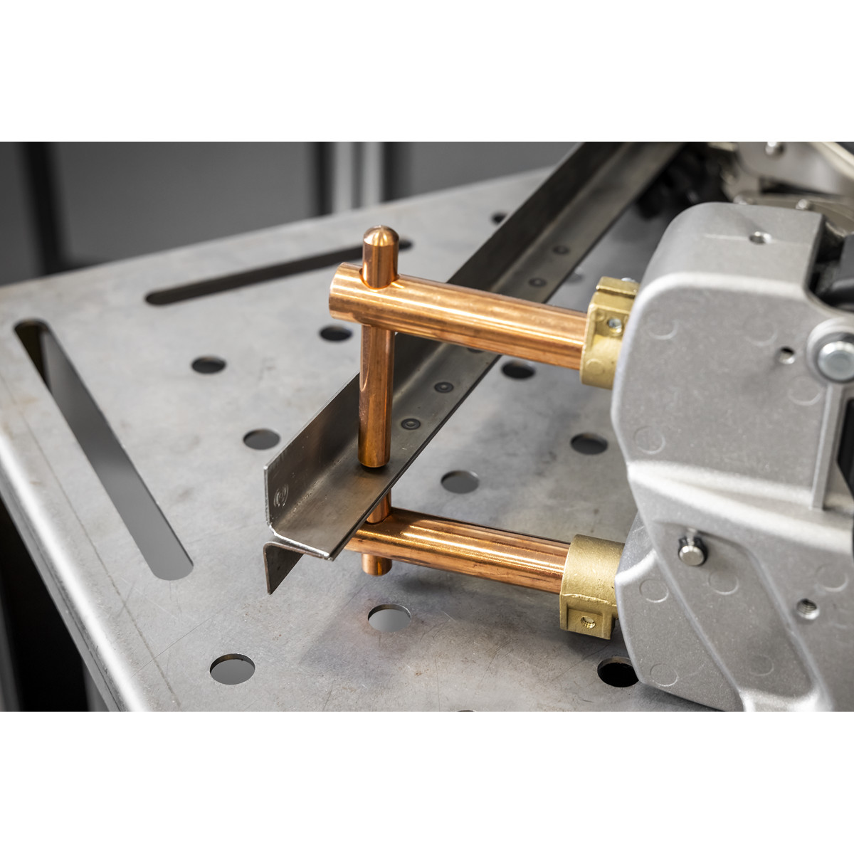 Integral electronic control allows operator to select thickness of material while automatically calculating the optimum weld duration